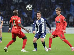 Diego Demme (Mitte) leitete mit einem überlegten Pass das 1:0 für Hertha BSC ein.