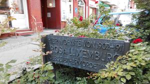 Eine Gedenktafel vor dem Haus in der Cranachstraße 58 erinnert daran, dass dort einst Rosa Luxemburg lebte.