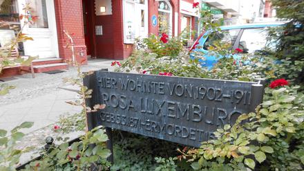 Eine Gedenktafel vor dem Haus in der Cranachstraße 58 erinnert daran, dass dort einst Rosa Luxemburg lebte.
