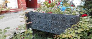 Eine Gedenktafel vor dem Haus in der Cranachstraße 58 erinnert daran, dass dort einst Rosa Luxemburg lebte.