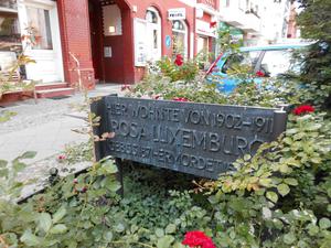 Eine Gedenktafel vor dem Haus in der Cranachstraße 58 erinnert daran, dass dort einst Rosa Luxemburg lebte.