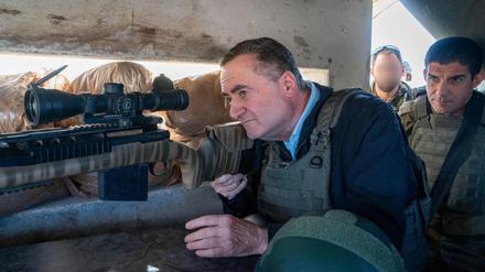 Israels Verteidigungsminister Israel Katz (l) bei einem Truppenbesuch im Südlibanon.