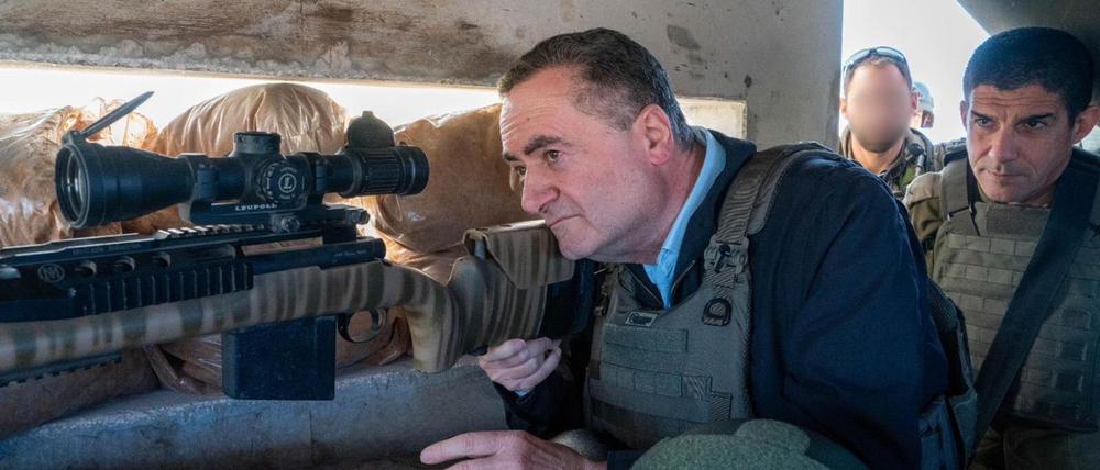 Israels Verteidigungsminister Israel Katz (l) bei einem Truppenbesuch im Südlibanon.