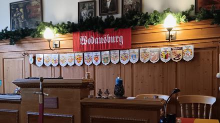 Die Wodansburg mit dem Pult für den Vorsitz der Potsdamer Sippe stand in der Gaststätte Augustiner.