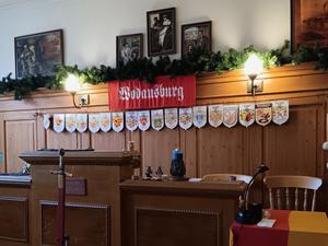Die „Wodansburg“ mit dem Pult für den Vorsitz der Potsdamer Sippe stand in der Gaststätte Augustiner.