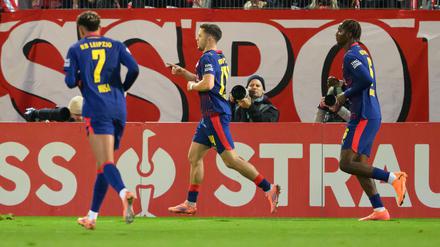 Christoph Baumgartner (RB Leipzig, M) jubelt nach seinem Tor zum 0:2.