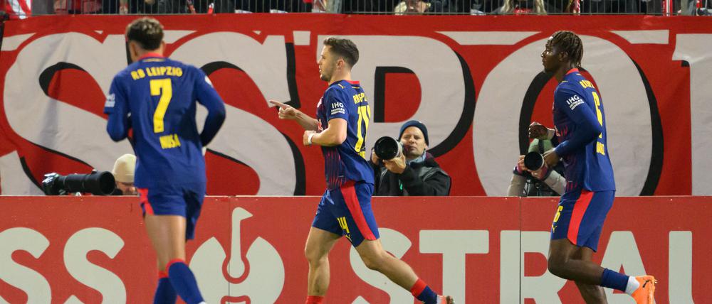 Christoph Baumgartner (RB Leipzig, M) jubelt nach seinem Tor zum 0:2.