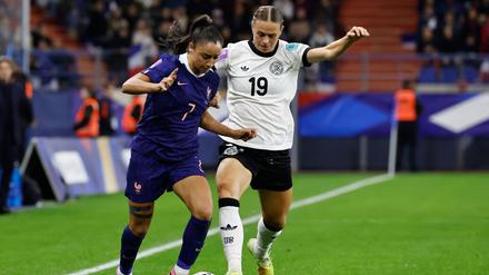 Setzte sich am Ende entscheidend durch: Linksaußen Klara Bühl (r.) trifft auch im Rückspiel