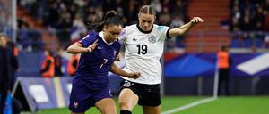 Setzte sich am Ende entscheidend durch: Linksaußen Klara Bühl (r.) trifft auch im Rückspiel