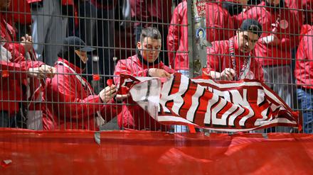 Leipzigs Fans nehmen zu Beginn der zweiten Halbzeit die Fahnen ab. Vor Beginn des Spiels war ein Fan vor dem Stadion verstorben.
