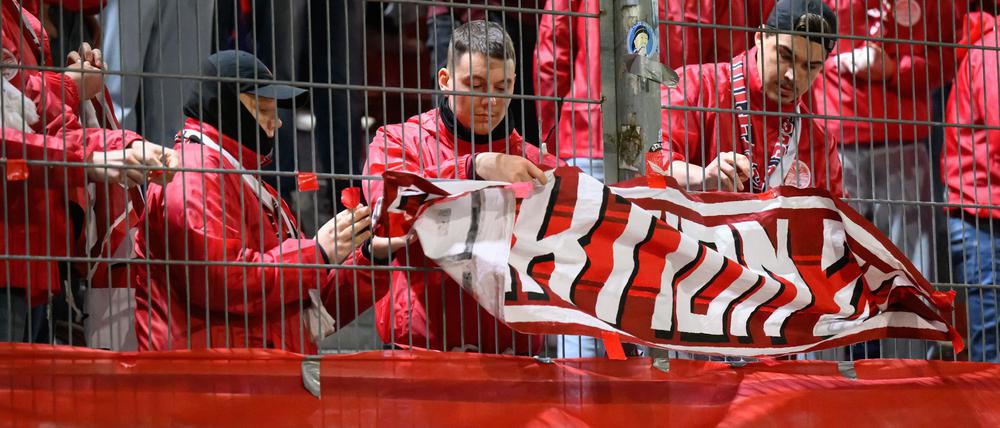 Leipzigs Fans nehmen zu Beginn der zweiten Halbzeit die Fahnen ab. Vor Beginn des Spiels war ein Fan vor dem Stadion verstorben.