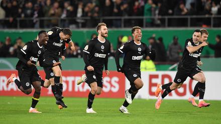Der FC St. Pauli jubelt nach dem Sieg im Elfmeterschießen.