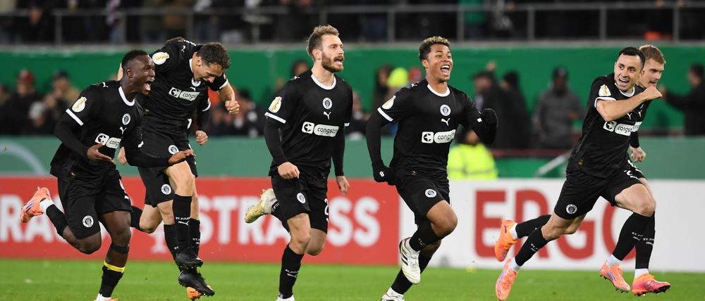 Der FC St. Pauli jubelt nach dem Sieg im Elfmeterschießen.