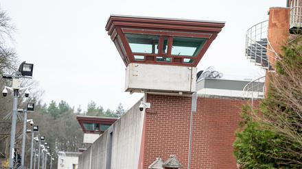 Ein Wachturm an der Mauer der Justizvollzugsanstalt Tegel. (Archivbild)