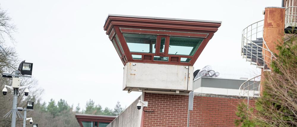 Ein Wachturm an der Mauer der Justizvollzugsanstalt Tegel. (Archivbild)