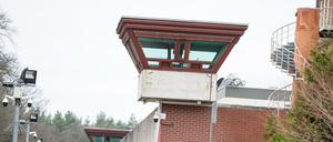 Ein Wachturm an der Mauer der Justizvollzugsanstalt Tegel. (Archivbild)