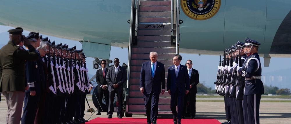 Trump ist in Südkorea angekommen. Morgen trifft er sich mit Xi.