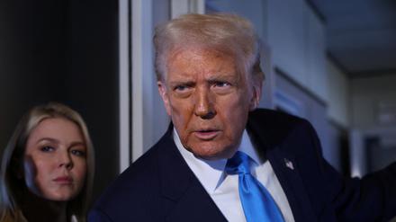 US-Präsident Donald Trump spricht neben der Pressesprecherin des Weißen Hauses, Karoline Leavitt, an Bord der Air Force One auf dem Weg nach Südkorea am 29. Oktober 2025 mit Medienvertretern.