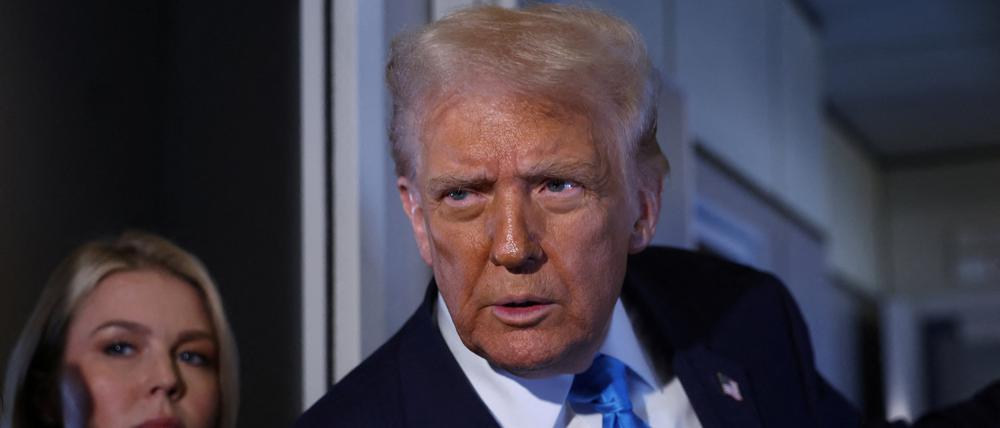 US-Präsident Donald Trump spricht neben der Pressesprecherin des Weißen Hauses, Karoline Leavitt, an Bord der Air Force One auf dem Weg nach Südkorea am 29. Oktober 2025 mit Medienvertretern.