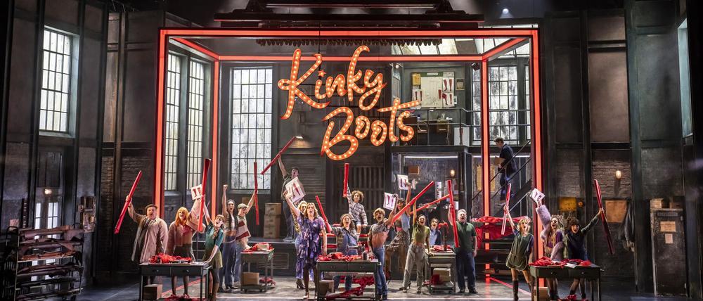 „Kinky Boots“ erzählt die Geschichte von Charlie Price, der die angeschlagene Schuhfabrik seines toten Vaters erbt.