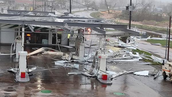 Montego Bay: Blick auf eine durch den Hurrikan beschädigte Tankstelle.