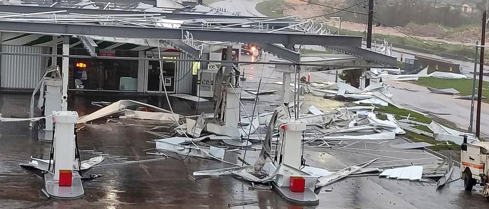 Montego Bay: Blick auf eine durch den Hurrikan beschädigte Tankstelle.