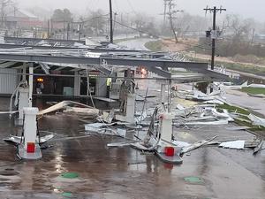 Montego Bay: Blick auf eine durch den Hurrikan beschädigte Tankstelle.