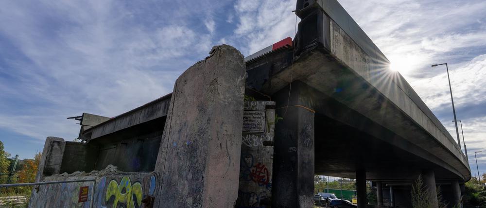 Im Zuge des Neubaus der Ringbahnbrücke im Berliner Westen kommt es von Donnerstagabend bis Montagmorgen zu Verkehrseinschränkungen. (Archivbild)