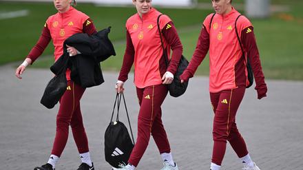 Stina Johannes (M.) vertrat erfolgreich Stammkeeperin Ann-Katrin Berger (r./Archivbild).