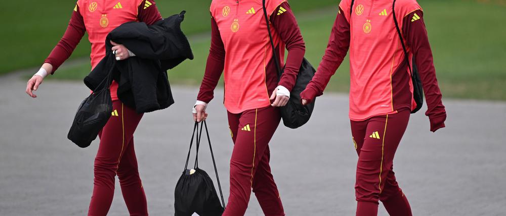 Stina Johannes (M.) vertrat erfolgreich Stammkeeperin Ann-Katrin Berger (r./Archivbild).