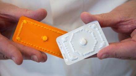 Ein Apotheker hält die Präparate PiDaNa (l) und ellaOne der Firma HRA Pharma am 29.04.2015 in Hamburg in der Hand (Symbolbild).