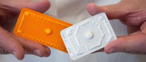 Ein Apotheker hält die Präparate PiDaNa (l) und ellaOne der Firma HRA Pharma am 29.04.2015 in Hamburg in der Hand (Symbolbild).