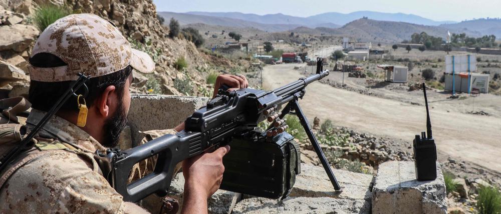 Ein Sicherheitsbeamter der Taliban steht am 20. Oktober 2025 an einer Straße in der Nähe des Grenzübergangs Ghulam Khan zwischen Afghanistan und Pakistan im Bezirk Gurbuz im Südosten der Provinz Khost Wache (Symbolbild).