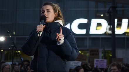 Luisa Neubauer auf der „Wir sind die Töchter Kundgebung“ in Berlin vor der CDU-Zentrale am 21.10.2025.