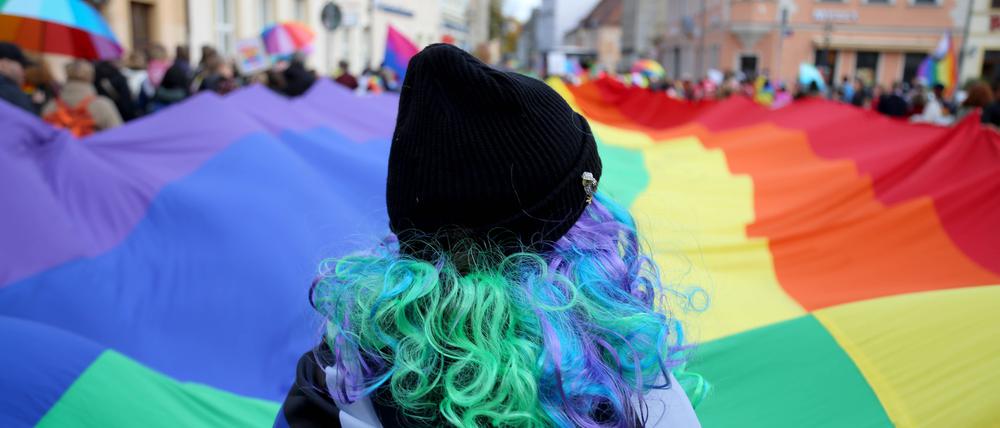 Regenbogenfarben beim CSD in Cottbus, zu dem rund 800 Menschen kamen – etwa 90 rechte Gegendemonstranten waren ebenfalls in der Stadt.