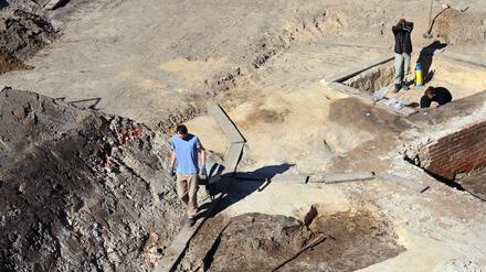 Eberhard Völker vom Landesdenkmalamt Berlin zeigt die archäologischen Ausgrabungen und Ausgrabungsstücke am Molkenmarkt028 in Berlin-Mitte direkt am Roten Rathaus - Rotes Rathaus. Aufgenommen am 20. März 2025.