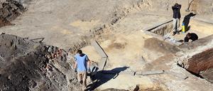 Eberhard Völker vom Landesdenkmalamt Berlin zeigt die archäologischen Ausgrabungen und Ausgrabungsstücke am Molkenmarkt028 in Berlin-Mitte direkt am Roten Rathaus - Rotes Rathaus. Aufgenommen am 20. März 2025. 