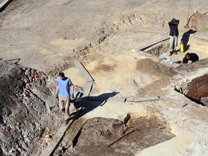 Eberhard Völker vom Landesdenkmalamt Berlin zeigt die archäologischen Ausgrabungen und Ausgrabungsstücke am Molkenmarkt028 in Berlin-Mitte direkt am Roten Rathaus - Rotes Rathaus. Aufgenommen am 20. März 2025. 