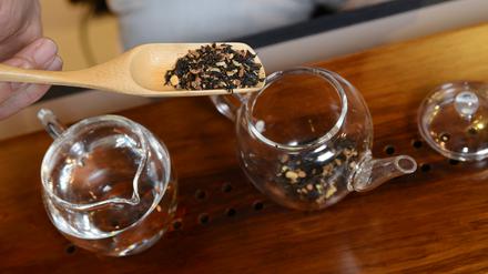 Jens de Gruyter, Inhaber vom Teeladen Paper & Tea bei der Zubereitung von Chai-Tee.