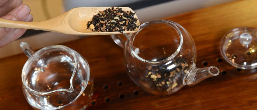 Jens de Gruyter, Inhaber vom Teeladen Paper & Tea bei der Zubereitung von Chai-Tee.