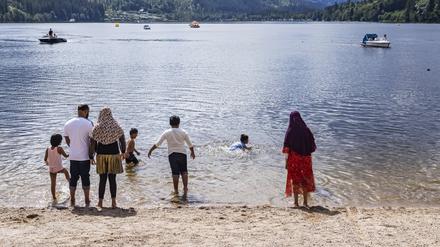 Touristen am Ufer, darunter auch zahlreiche mit Migrationshintergrund (Symbolbild)