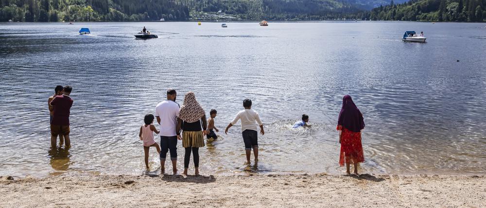 Touristen am Ufer, darunter auch zahlreiche mit Migrationshintergrund (Symbolbild)