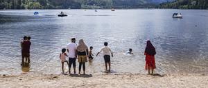 Touristen am Ufer, darunter auch zahlreiche mit Migrationshintergrund (Symbolbild)