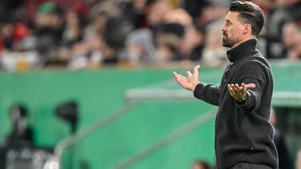 Was nun, Herr Wagner? Augsburgs Trainer steht auch im DFB-Pokal mit leeren Händen da.