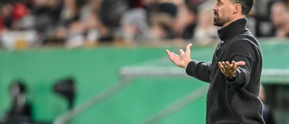 Was nun, Herr Wagner? Augsburgs Trainer steht auch im DFB-Pokal mit leeren Händen da.