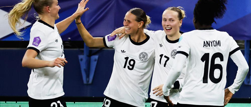 Klara Bühl (Nr. 19) freut sich über ihr Tor zum 2:1.