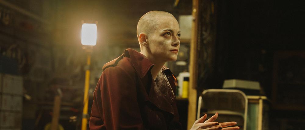 HANDOUT - 16.07.2024, ---: Emma Stone als Michelle in einer Szene des Films  "Bugonia" (undatierte Filmszene). Der Film kommt am 30.10.2025 in die deutschen Kinos. (zu dpa Kinostarts) Foto: Atsushi Nishijima/Universal/dpa - ACHTUNG: Nur zur redaktionellen Verwendung im Zusammenhang mit einer Berichterstattung über den Film und nur mit vollständiger Nennung des vorstehenden Credits +++ dpa-Bildfunk +++