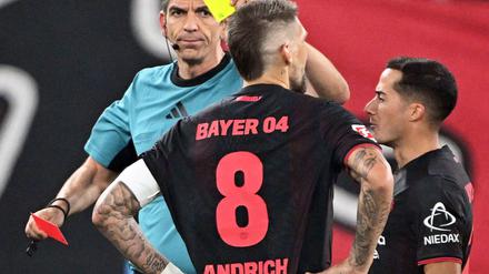 Zukünftig soll der Video-Schiedsrichter auch Gelb-Rote Karten überprüfen können. (Archivbild)