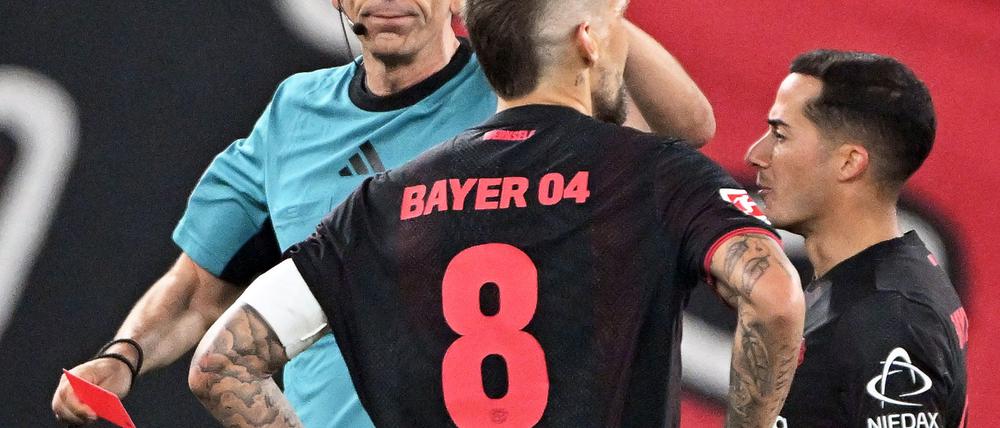 Zukünftig soll der Video-Schiedsrichter auch Gelb-Rote Karten überprüfen können. (Archivbild)