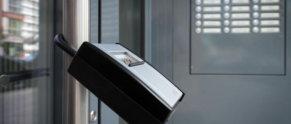 Der Berliner Mieterverein fordert eine bessere Kontrolle bei irregulär angebotenen Ferienwohnungen. (Archivbild)